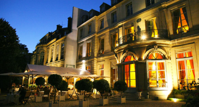 Façade illuminée de la Maison de l'Amérique Latine, Paris